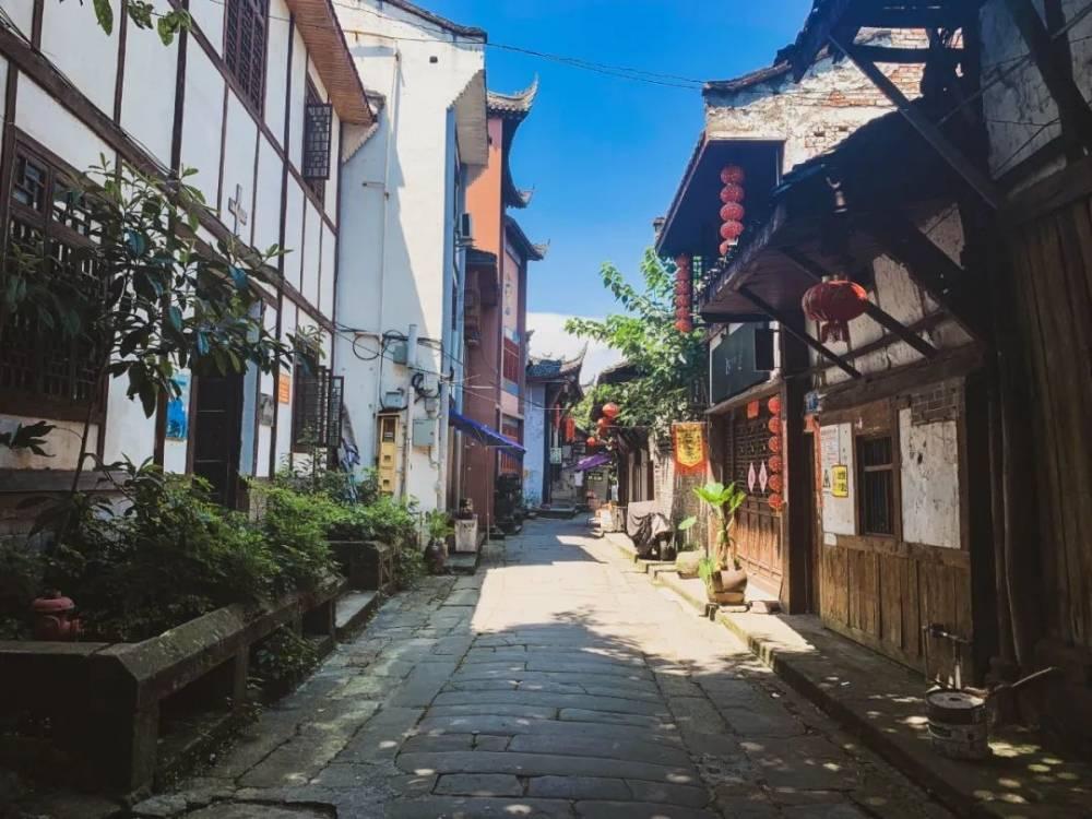 四川省第十四届人民代表大会第二次会议关于四川省人民代表大会常务委员会工作报告的决议